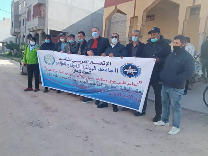 بعد منعهم من استغلال قاعة.. فلاحون بأولاد عياد يؤسسون نقابة في الشارع