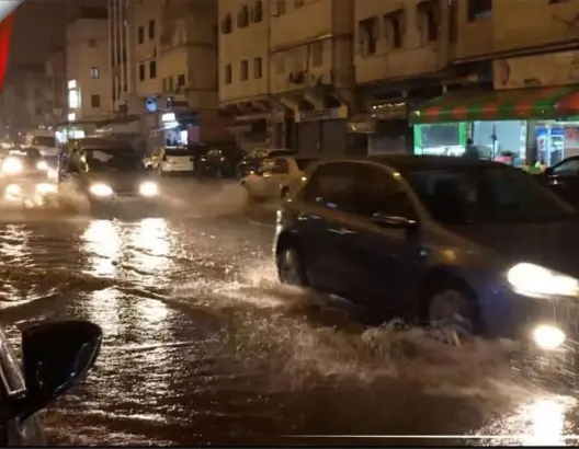 أمطار غزيرة تغرق شوارع الدار البيضاء