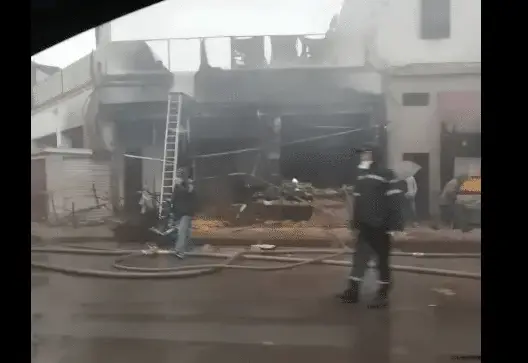 بعد انهيار منازل جراء الأمطار.. حريق يأتي على محلات تجارية بدرب السلطان بالبيضاء