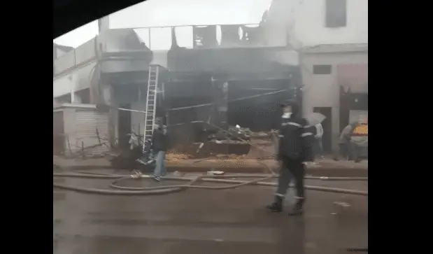 بعد انهيار منازل جراء الأمطار.. حريق يأتي على محلات تجارية بدرب السلطان بالبيضاء