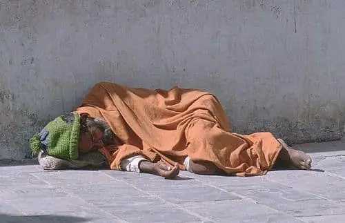 مركز إيواء بدمنات.. تدشين بلا خدمات وتأخير في فتح أبوابه وسط موجة البرد القاسية