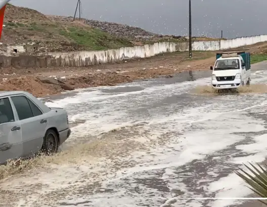 مياه الأمطار تغرق الطريق الرابطة بين الدار البيضاء ومديونة