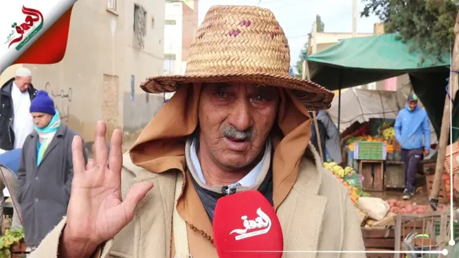 بائعو الخضر والفواكه بسبع عيون يطالبون بسوق يعرضون فيه سلعهم (فيديو)