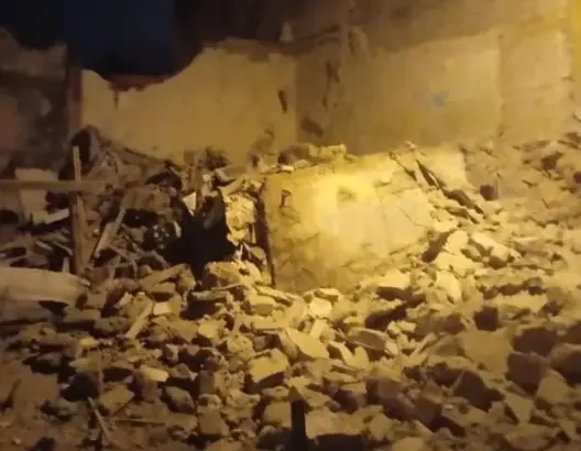 الأمطار الغزيرة تتسبب في انهيار منزل من 3 طوابق بالدار البيضاء (فيديو)