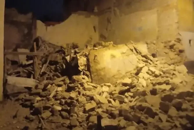الأمطار الغزيرة تتسبب في انهيار منزل من 3 طوابق بالدار البيضاء (فيديو)