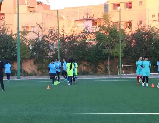 بطموحات عالية ومساع لصدارة المشهد.. شابات بمراكش يجدن ضالتهن في كرة القدم (فيديو)