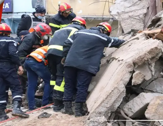 لحظة انتشال جثة أحد ضحايا المنزل المنهار بدرب مولاي الشريف بالبيضاء (فيديو)