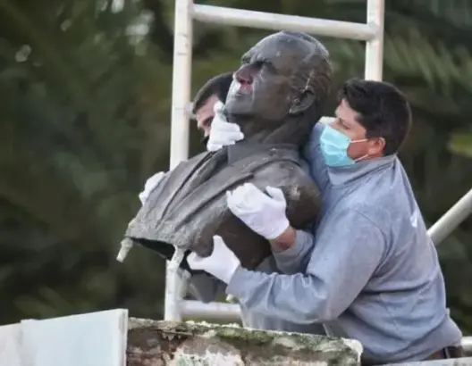 إسبانيا تشرع في إزالة تماثيل الملك خوان كارلوس وإلغاء اسمه من شوارع المدن