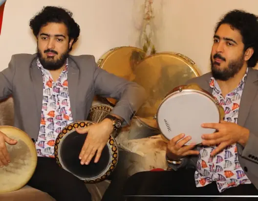 شاهد الفنان المغربي عنتري يعزف على مجموعة من آلات الإيقاع الموسيقي (فيديو)