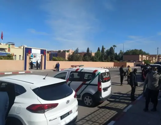 وزير الصحة يغضب صحافيين بمراكش .. ومسنون انتظروه ساعتين لتلقي اللقاح