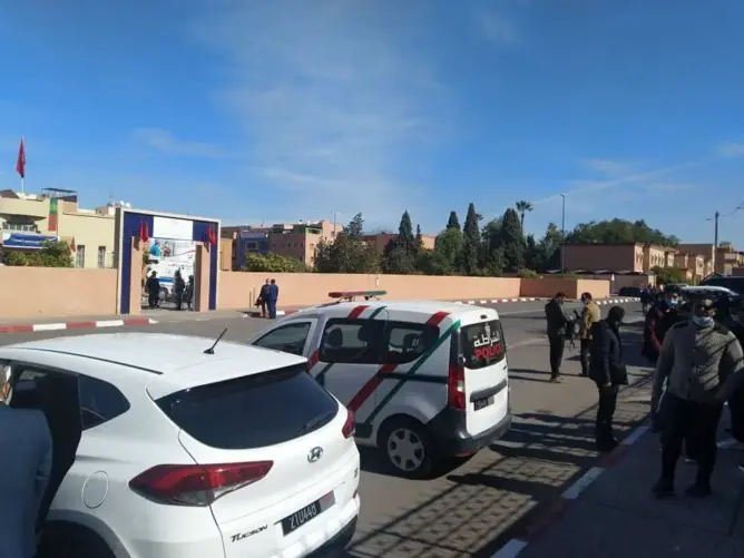 وزير الصحة يغضب صحافيين بمراكش .. ومسنون انتظروه ساعتين لتلقي اللقاح