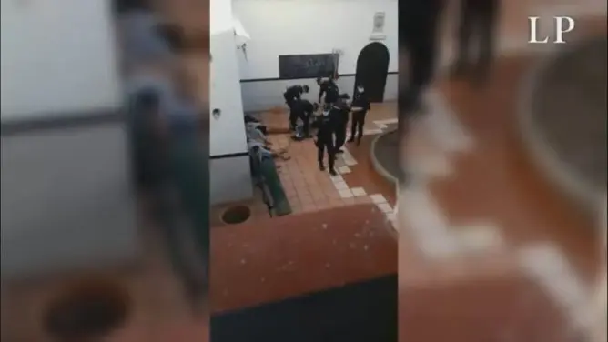 المغرب يستدعي سفير إسبانيا بالرباط بعد تعنيف قاصرين في مركز للمهاجرين بجزر الكناري