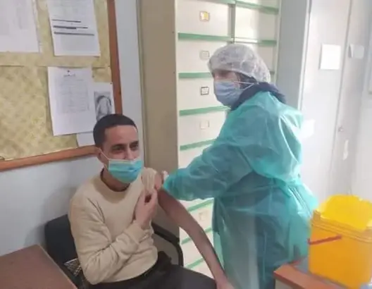 حملة تلقيح الجسم التعليمي ضد كورونا تتواصل بجهة فاس مكناس