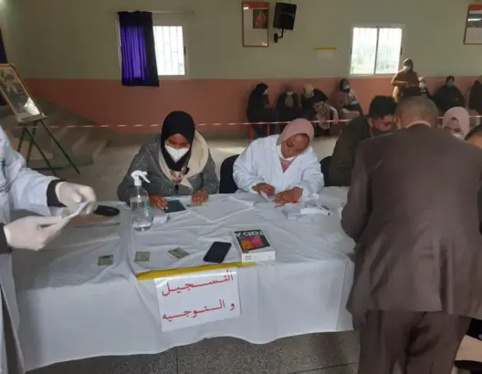 أسرة التعليم بدمنات تقبل على التلقيح ضد كورونا