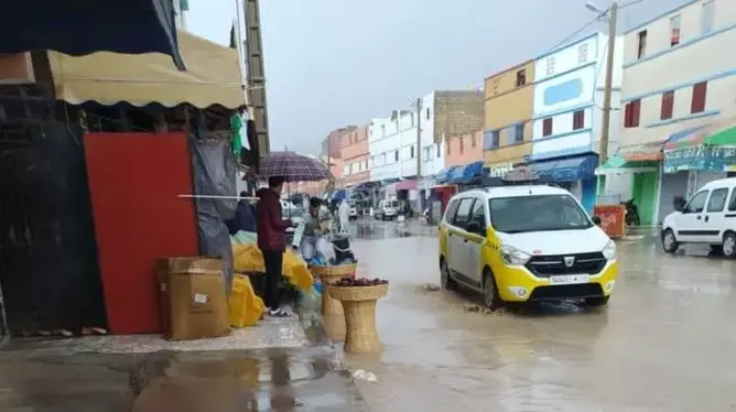 قطرات مطرية تُغرِق طرقات المنتجع السياحي العالمي “أورير” قرب أكادير