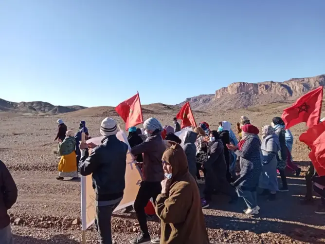 عشرات الشباب يواصلون الاحتجاج طلبا لفرص شغل بمنجم نواحي زاكورة (صور)