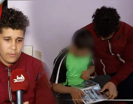 والداه توفيا وشقيقه يعاني التوحد.. زكرياء يعيش اليتم ويطالب بعمل للعيش (فيديو)