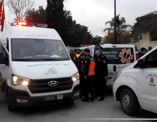 من أمام المستشفى.. عائلات ضحايا فاجعة طنجة ينتظرون استلام الجثامين (فديو)