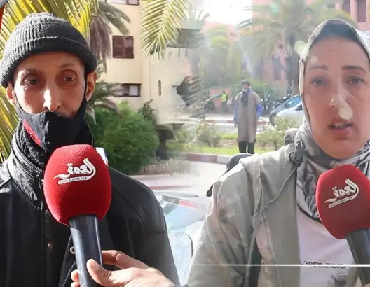 احتجاج عمال النظافة والبستنة بالمستشفى العسكري بمراكش بعد طردهم من العمل (فيديو)