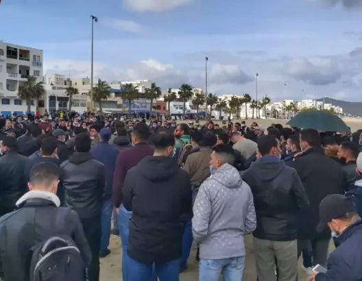 الأساتذة “المتعاقدون”يحتجون بشاطئ مرتيل