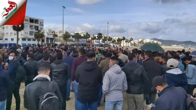 الأساتذة “المتعاقدون”يحتجون بشاطئ مرتيل