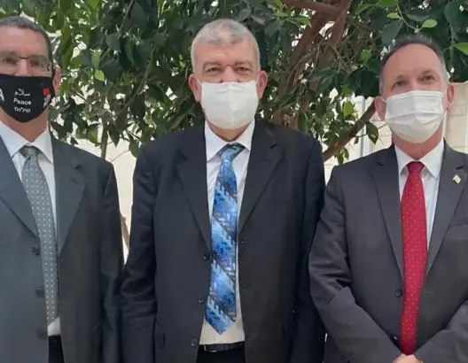 دبلوماسيون مغاربة يتلقون لقاح “كورونا” في مستشفى إسرائيلي