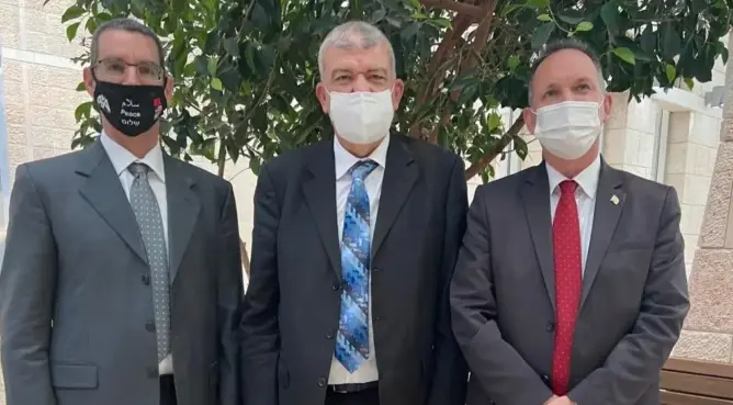 دبلوماسيون مغاربة يتلقون لقاح “كورونا” في مستشفى إسرائيلي