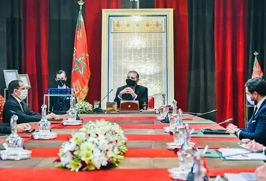 الملك يترأس مجلسا وزاريا بفاس ويصادق على مشروعي قانون لإصلاح النظام الجبائي والمقاولات العمومية