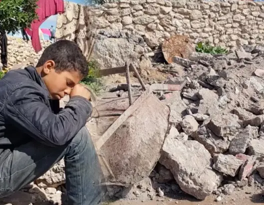 انهيار سقف منزل قرب الجديدة يرسل أسرة للإنعاش والإبن يناشد المحسنين إنقاذ عائلته (فيديو)