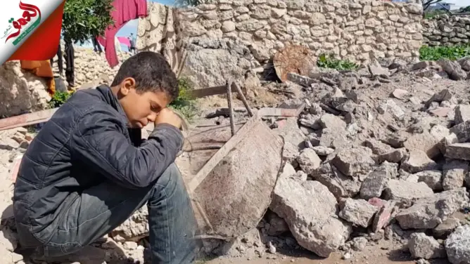 انهيار سقف منزل قرب الجديدة يرسل أسرة للإنعاش والإبن يناشد المحسنين إنقاذ عائلته (فيديو)