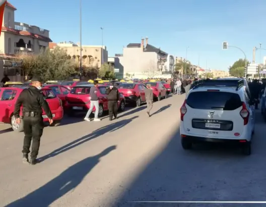 الطاكسيات الصغيرة تصطدم بالكبيرة بمدينة وجدة