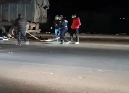 مصرع شاب في اصطدام دراجة بشاحنة كبيرة قرب عين تاوجطات (صورة)