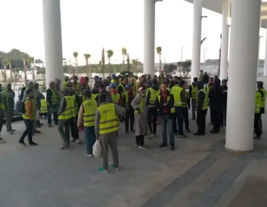 غير مُصرح بهم .. عُمال ورش بناء أكبر مستشفى بالشمال يضربون عن العمل للمطالبة بحقوقهم