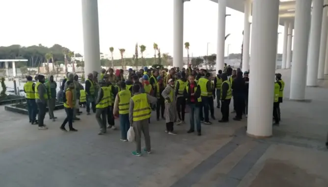 غير مُصرح بهم .. عُمال ورش بناء أكبر مستشفى بالشمال يضربون عن العمل للمطالبة بحقوقهم