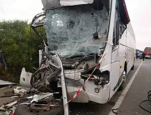 قادمة من تفراوت.. قتيل وجرحى في حادث اصطدام حافلة بشاحنة بمدخل برشيد (صور)