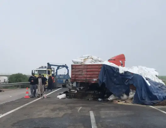 حادث اصطدام شاحنة بحافلة