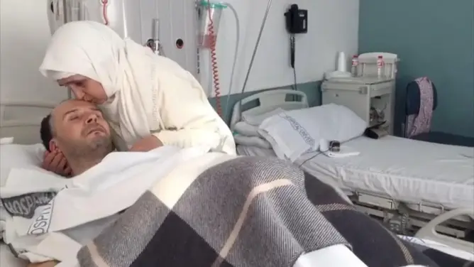 والدة مغربي في غيبوبة منذ سنوات بسبتة تنفي إدعاءات منح ابنها الإقامة