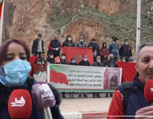 من الحدود المغربية الجزائرية.. صحفيون يحتجون على إساءة قناة الشروق للملك