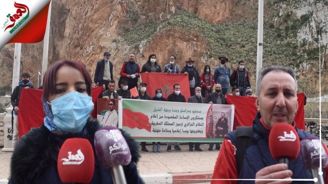 من الحدود المغربية الجزائرية.. صحفيون يحتجون على إساءة قناة الشروق للملك