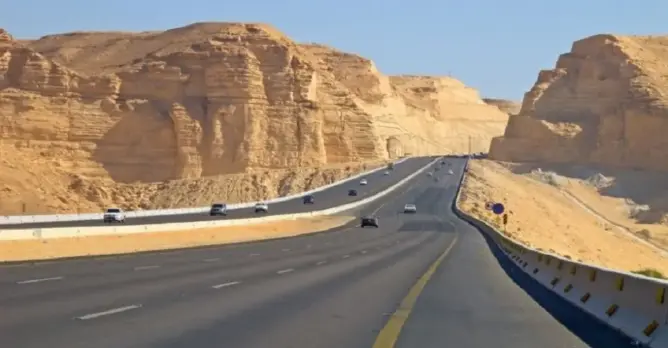 أشغال الطريق السريع “تيزنيت الداخلة” تتجاوز %80.. ودراسات ميناء الداخلة تصل مراحلها النهائية