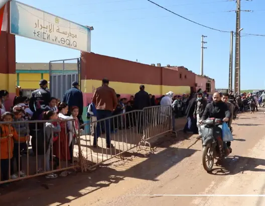 تلاميذ مدرسة الأبرار بالبيضاء يشتكون من مياه الواد الحار.. وآباء: ولادنا كيتكرفصو وبغينا شي حل (فيديو)