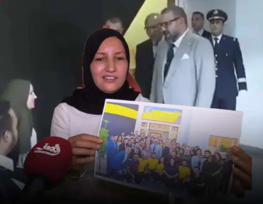 التقت به في أيت ملول .. شابة “كفيفة” تستعطف الملك لتمويل مشروعها (فيديو)
