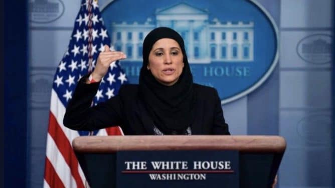 أول مسلمة محجبة تتحدث باسم الإدارة الأمريكية من قلب البيض الأبيض