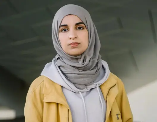 المغربية كوثر بوشالخت .. أول نائبة محجبة تدخل البرلمان الهولندي