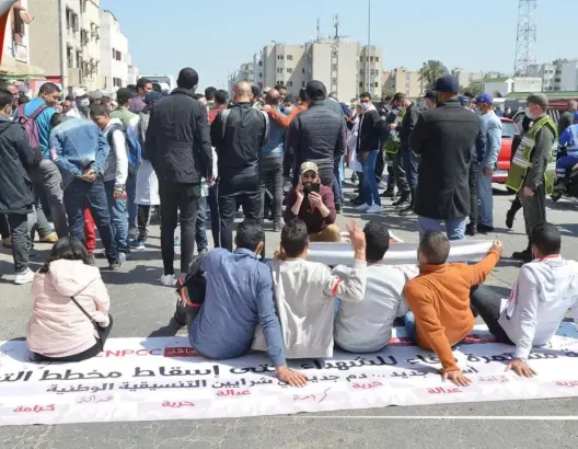 أساتذة “التعاقد” بالبيضاء يحتجون بقوة ضد تعنيف زملائهم بالرباط ويرفعون شعار لابديل عن الإدماج (فيديو)