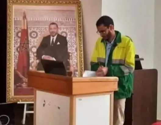 طالب يناقش أطروحة دوكتوراه في مجال “هندسة البيئة” بزي عمال النظافة