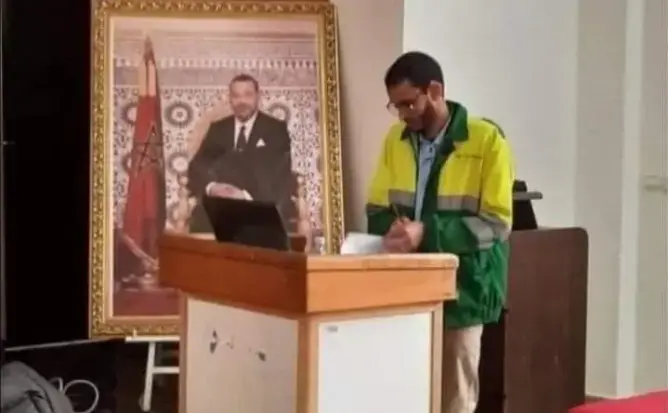 طالب يناقش أطروحة دوكتوراه في مجال “هندسة البيئة” بزي عمال النظافة
