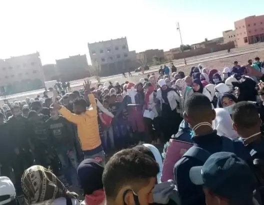 تلاميذ يقاطعون الدراسة ويخرجون في مسيرات احتجاجا على تعنيف الأساتذة بالرباط (فيديو)