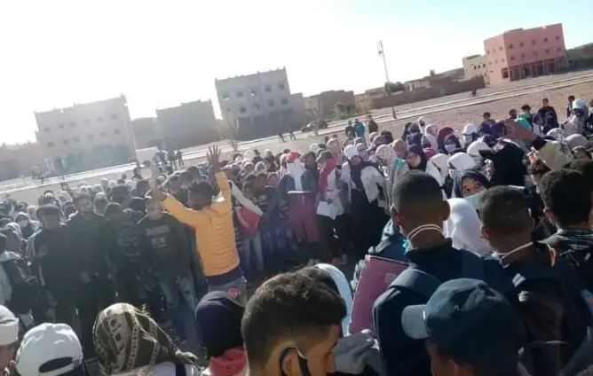 تلاميذ يقاطعون الدراسة ويخرجون في مسيرات احتجاجا على تعنيف الأساتذة بالرباط (فيديو)