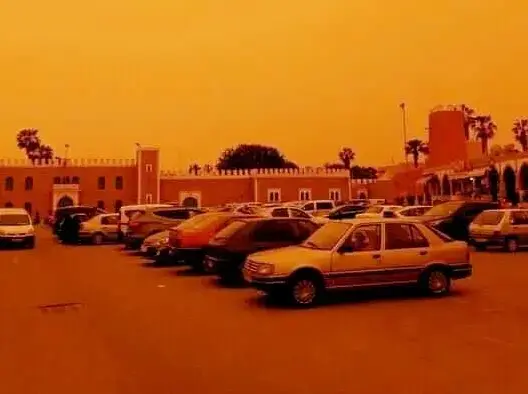 اللون البرتقالي يغطي سماء سوس.. ومتخصص يكشف لـ”العمق” سِرَّ الظاهرة